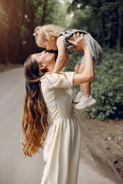 Mère avec fille jouant dans un parc d'été
