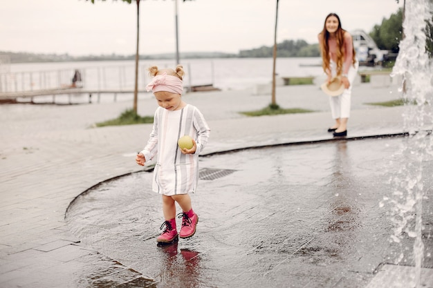 Mère avec fille jouant dans un parc d'été