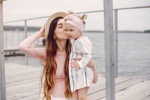 Mère Avec Fille Jouant Dans Un Parc D'été