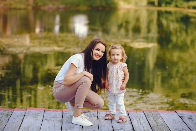 Mère avec fille jouant dans un parc d'été