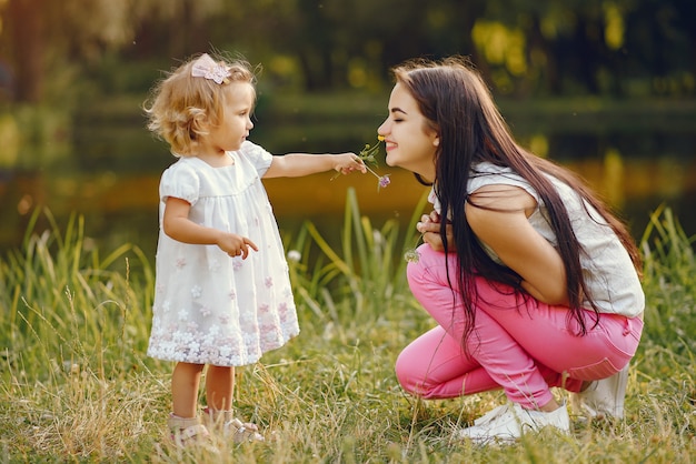 Mère avec fille jouant dans un parc d'été