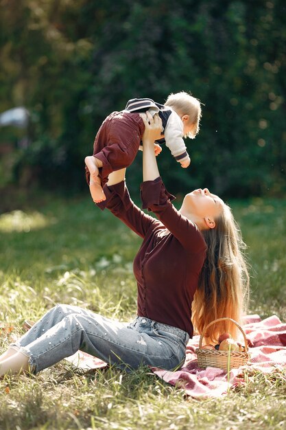 Mère avec fille jouant dans un parc d'été