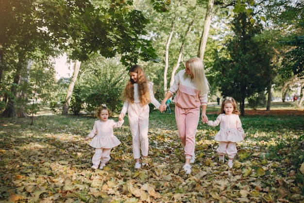 Mère avec fille jouant dans un parc d'été