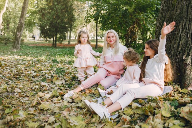 Mère avec fille jouant dans un parc d'été