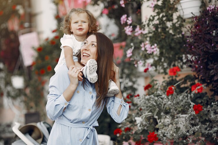 Photo gratuit mère avec fille jouant dans une ville d'été