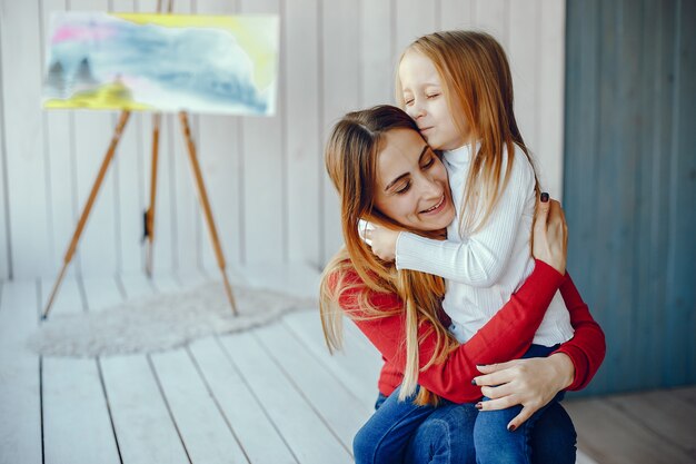 Mère et fille jouant