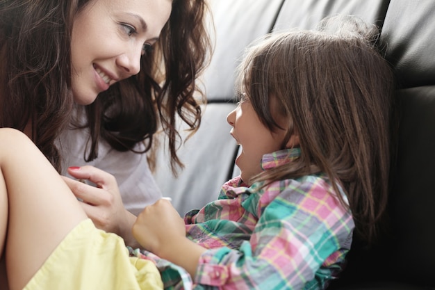 Photo gratuite mère avec fille jouant