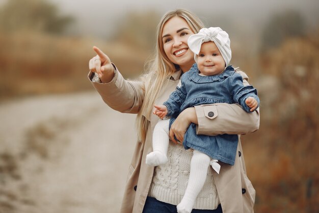 Mère, fille, jouer, automne, champ