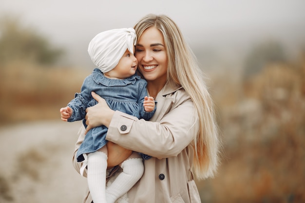 Mère, fille, jouer, automne, champ