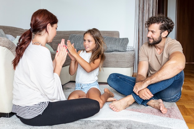 Photo gratuite mère et fille jouer ensemble