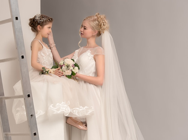 Mère et fille le jour de son mariage avec une robe blanche