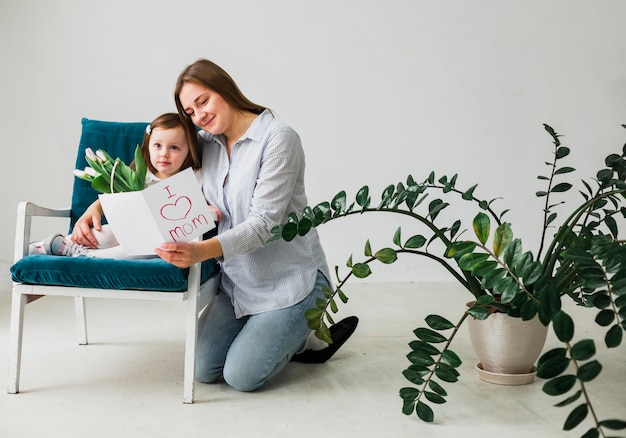 Photo gratuite mère, fille, lecture, carte voeux