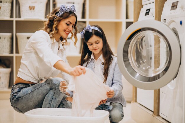 Mère fille, lessive, à, self-service, laverie