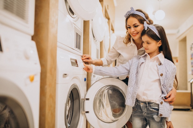 Mère fille, lessive, à, self-service, laverie