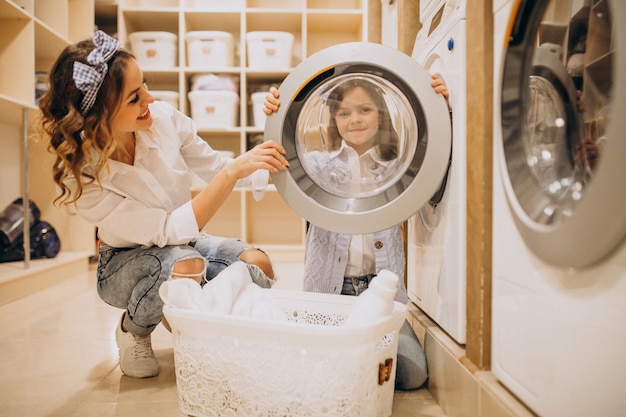 Mère fille, lessive, à, self-service, laverie