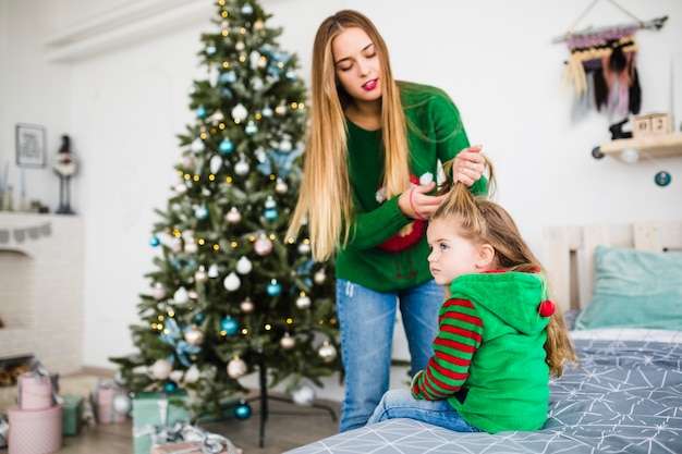 Mère et fille sur le lit à Noël