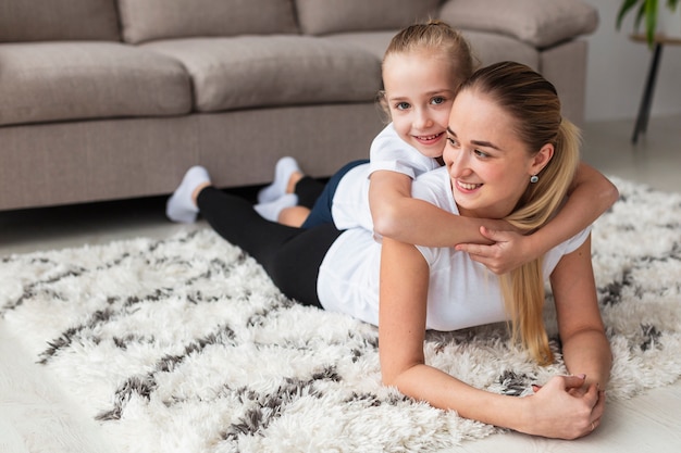 Mère et fille à la maison posant tout en se préparant à travailler