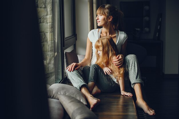 Mère avec fille à la maison