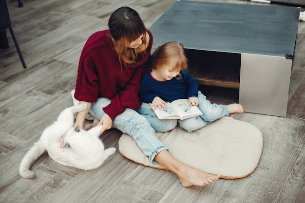 Mère avec fille à la maison