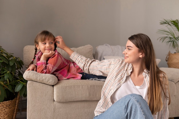 Photo gratuite mère et fille à la maison