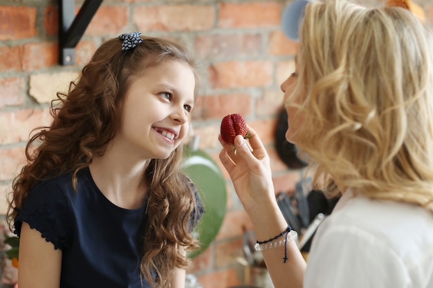 Mère fille, manger, fraises, dans cuisine