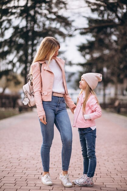 Mère avec fille marchant dans le parc