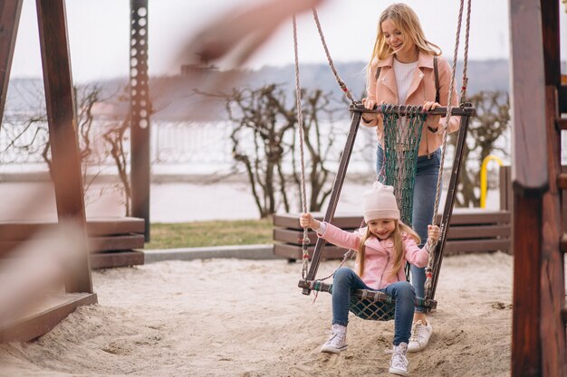 Mère avec fille marchant dans le parc