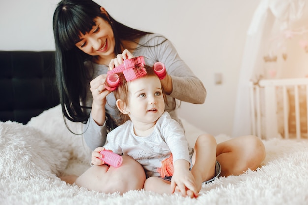 mère avec une fille mignonne