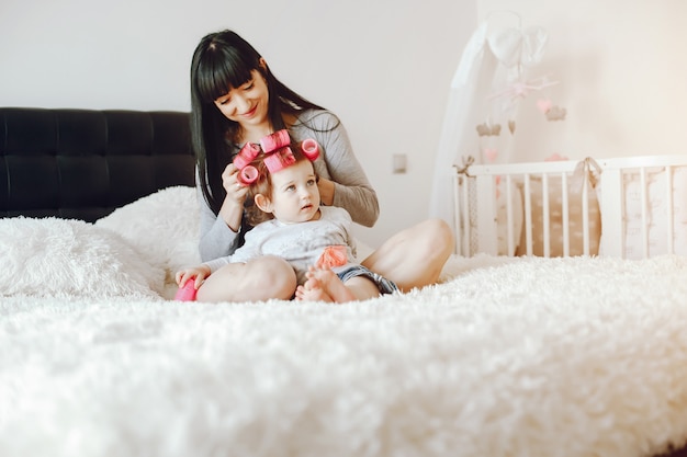 mère avec une fille mignonne