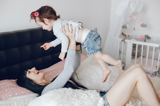 mère avec une fille mignonne