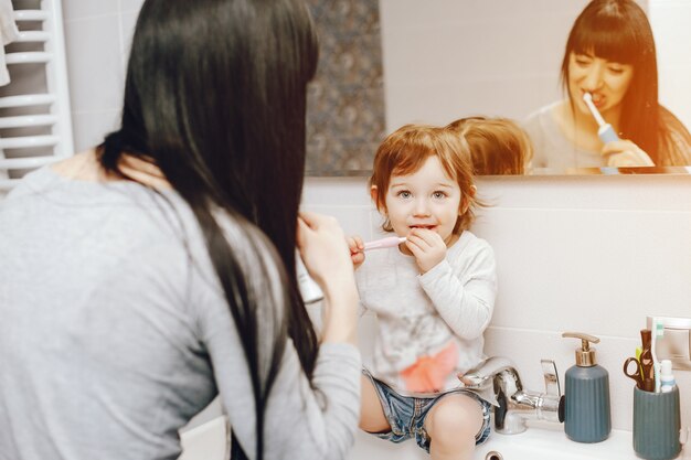 mère avec une fille mignonne