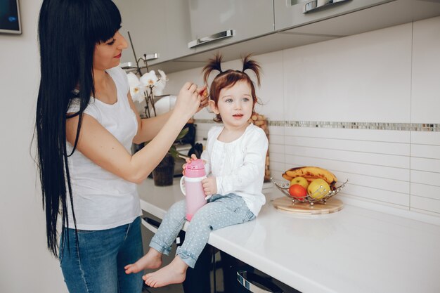 mère avec une fille mignonne