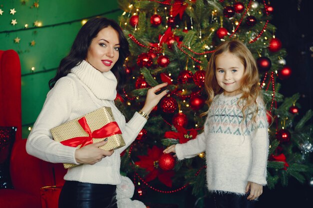 Mère avec fille mignonne