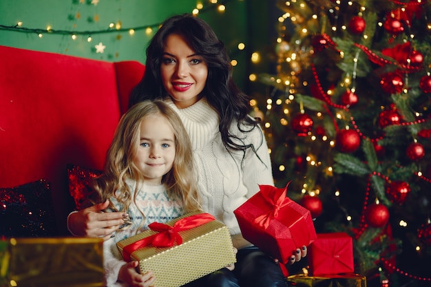 Mère avec fille mignonne