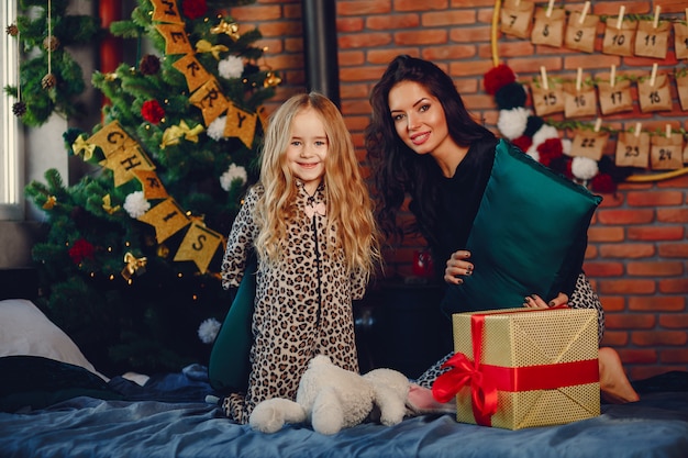 Mère avec fille mignonne