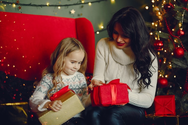 Mère avec fille mignonne