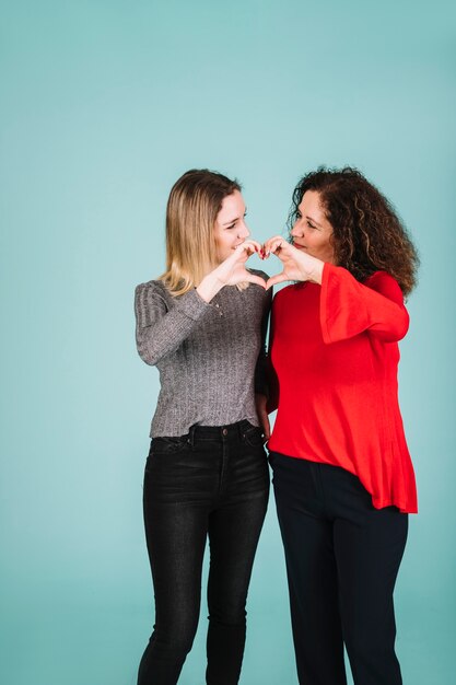 Mère et fille montrant le geste du cœur