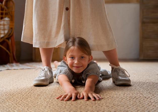 Photo gratuite mère et fille passent du temps ensemble tout en portant des vêtements de lin