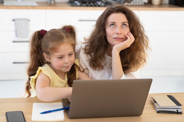 Mère et fille passent du temps ensemble