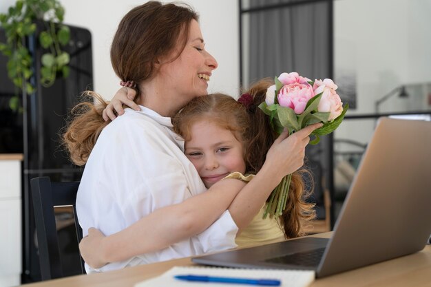 Mère et fille passent du temps ensemble