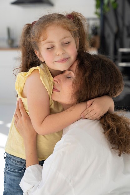 Mère et fille passent du temps ensemble