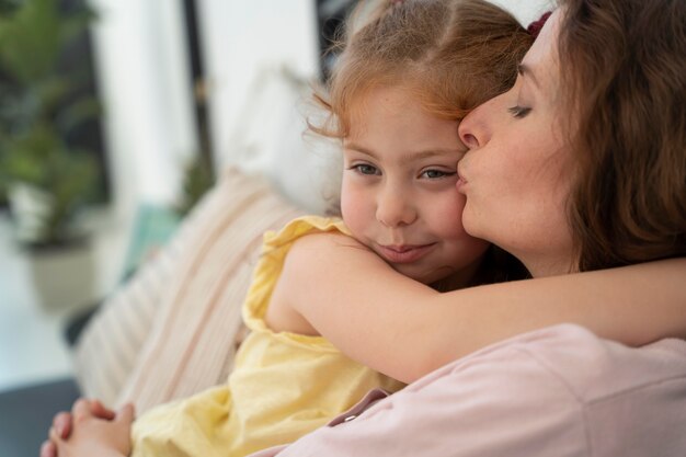 Mère et fille passent du temps ensemble