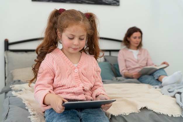 Photo gratuite mère et fille passent du temps ensemble