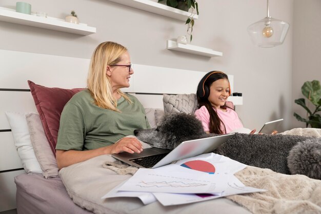 Mère et fille passent du temps avec leur chien