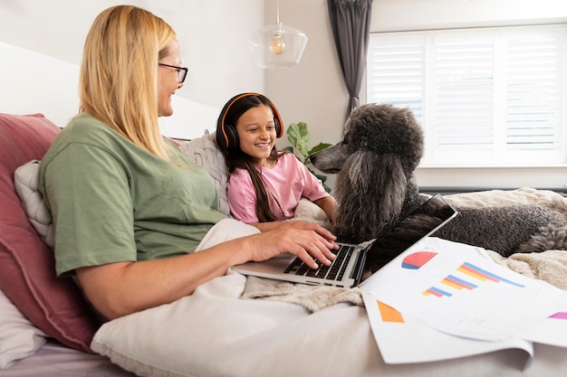 Mère et fille passent du temps avec leur chien