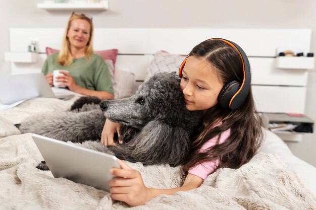 Mère et fille passent du temps avec leur chien