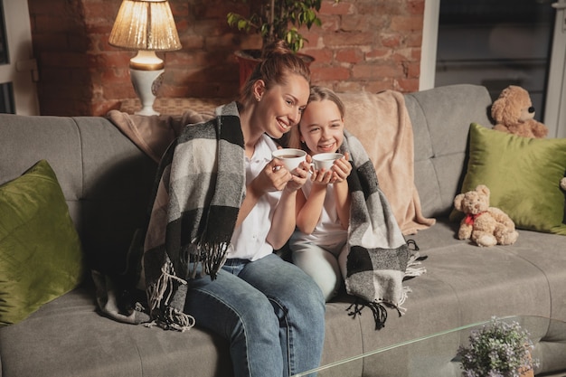 Photo gratuite mère et fille pendant l'auto-isolation à la maison en quarantaine