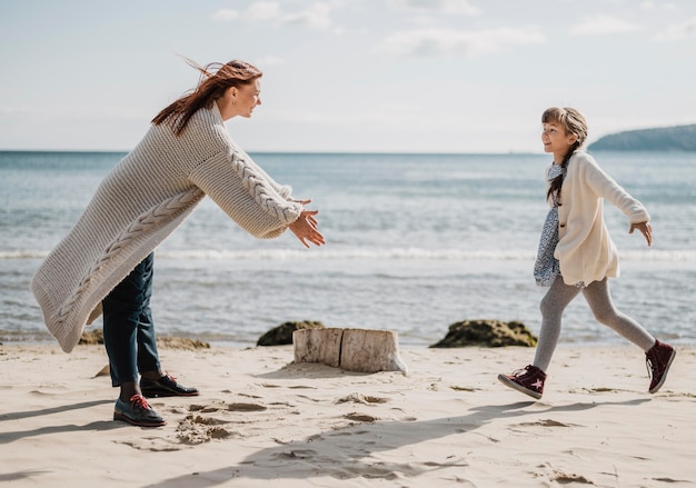 Mère et fille sur la plage