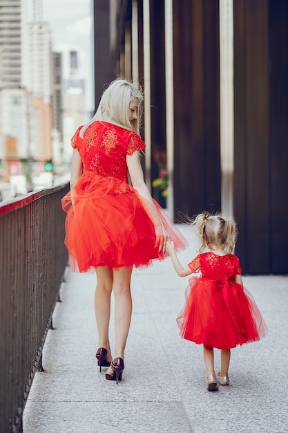 mère avec fille en plein air dans la ville