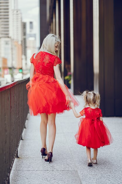 mère avec fille en plein air dans la ville